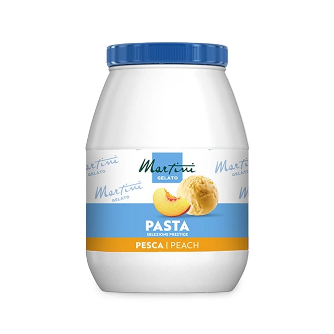 Bijela plastična posuda s plavim poklopcem, etiketa "Martini Gelato Pasta Selezione Prestige Pesca", s kriškom breskve