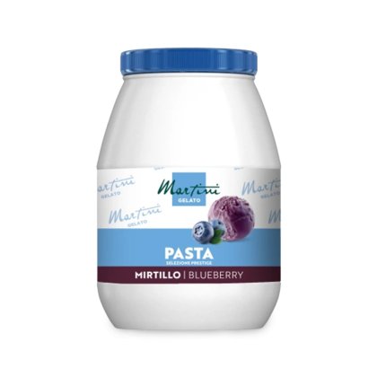 Bijela plastična posuda s plavim poklopcem, etiketa Martini Gelato Pasta Mirtillo, s kuglicom sladoleda od borovnice