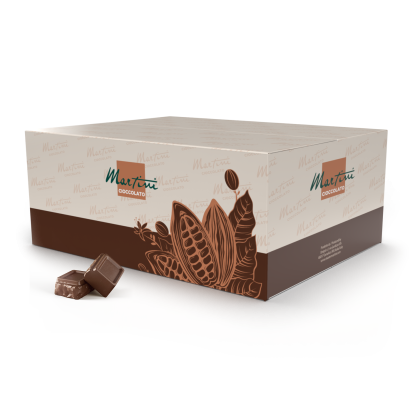 Krem-smeđa kutija Martini Cioccolato s grafikom kakaovih mahuna, pored dva kvadrata mliječne čokolade.
