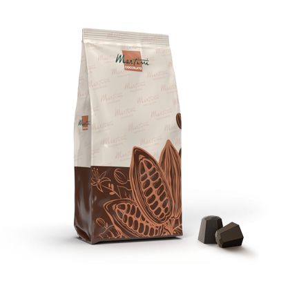 Kremasto-smeđa ambalaža Martini Cioccolato s ilustracijama mahuna kakaa, pored dva tamna čokoladna bombona.
