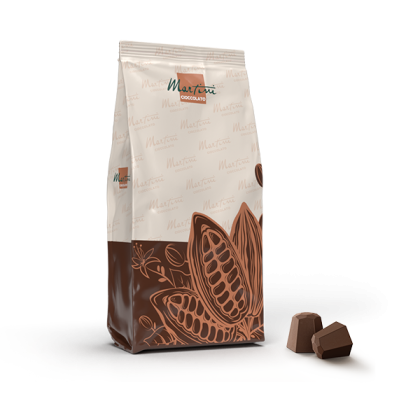 Vrećica čokolade Martini Cioccolato s uzorkom kakaove mahune, pored dva čokoladna bombona na bijeloj pozadini.