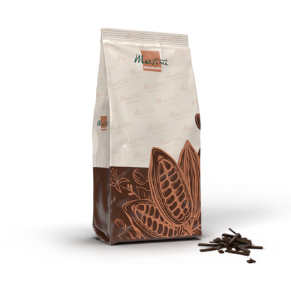 Stojeća vrećica Martini Cioccolato s grafikom mahuna kakaa, pored hrpice sjeckane tamne čokolade.