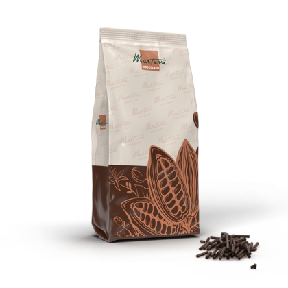 Stojeća vrećica čokolade marke Martini Cioccolato s grafikom kakao mahuna, pored hrpice čokoladnih strugotina.