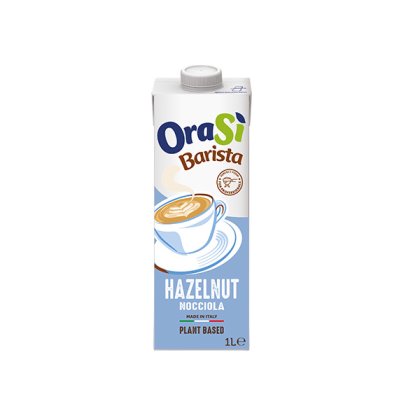 Kartonska pakiranja od 1 litre biljnog napitka OraSì Barista Hazelnut, svijetloplava etiketa s ilustracijom cappuccina.
