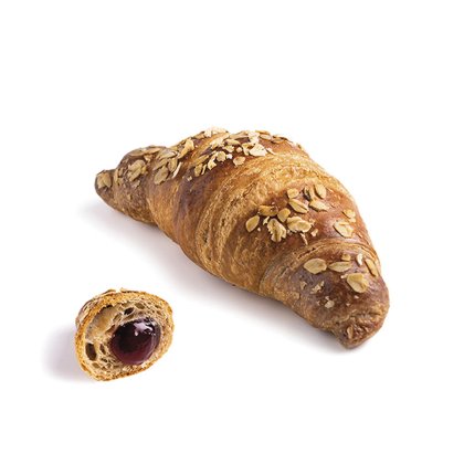 Croissant s pahuljicama zobi, manji komad prerezan s nadjevom od tamnog bobičastog voća, na bijeloj pozadini