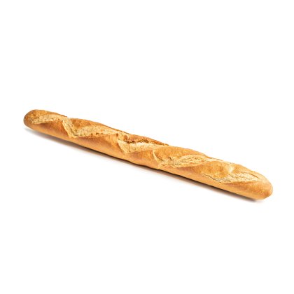 Francuska baguette s hrskavom zlatnom korom i dijagonalnim zarezima, postavljena dijagonalno na bijeloj podlozi.