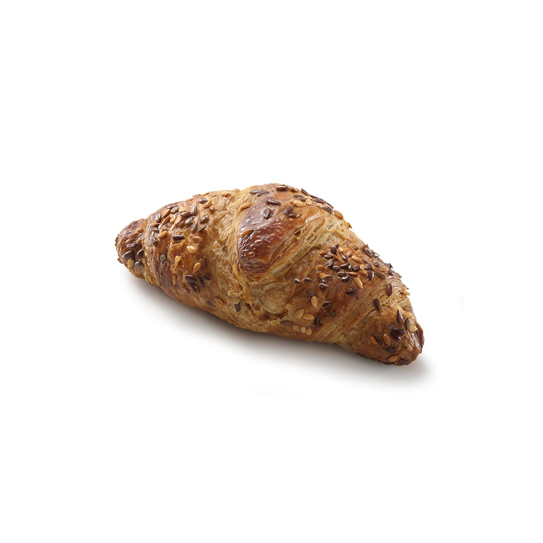 Zlatnosmeđi višežitni croissant s mješavinom sjemenki na bijeloj pozadini.