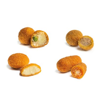 Četiri pohane pržene krokete, cijele i prepolovljene, s različitim nadjevima: sir, meso i umak od rajčice.