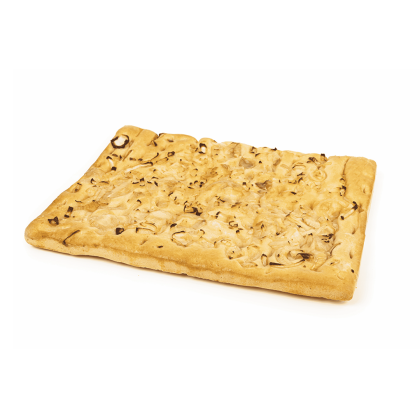 Pravokutna focaccia s karameliziranim lukom, na bijeloj pozadini.