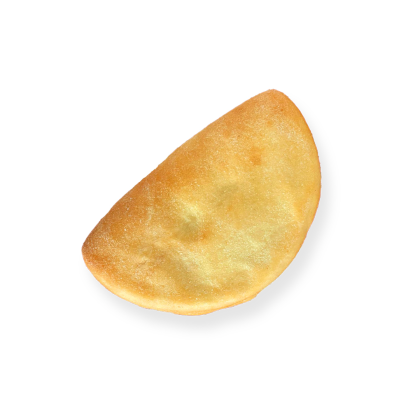 Zlatnosmeđa pečena empanada s naboranim rubom na bijeloj pozadini.
