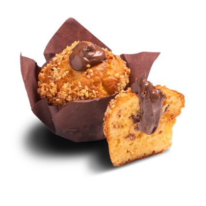 Muffin s hrskavom korom od lješnjaka u papiru, prekriven kremom od čokolade i lješnjaka, uz prerezanu krišku