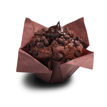 Muffin s dvostrukom čokoladom i čokoladnom ganache, u smeđoj tulipan papirnatoj košarici, bijela pozadina