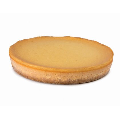 Okrugla pečena cheesecake torta sa zlatnosmeđom korom i glatkim, blijedožutim punjenjem na bijeloj podlozi.