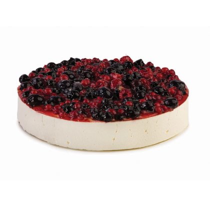 Okrugli cheesecake s mješavinom bobičastog voća: ribiz, maline i borovnice, na bijeloj pozadini