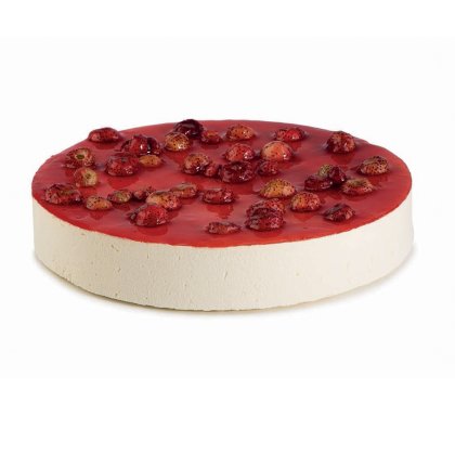 Okrugla cheesecake torta s sjajnom crvenom glazurom i bobičastim voćem, vidljiv prerezani dio, na bijeloj pozadini