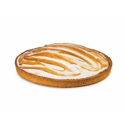 Okrugla torta sa zlatnim korama i uvijenim, flambiranim meringue-om na bijeloj pozadini