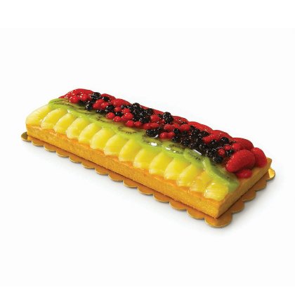 Pravokutna voćna torta s kriškama manga i kivija, glaziranim bobičastim voćem i jagodama na zlatnoj podlozi.
