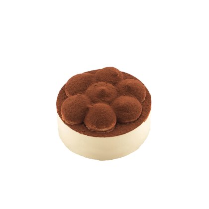 Okrugla tiramisu torta s kremastim rubovima, ukrašena hrpicama kakaa u obliku cvijeta.