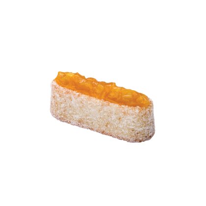 Izdužena biskvit torta posuta šećerom u prahu, sa slojem marmelade od naranče, na bijeloj pozadini.