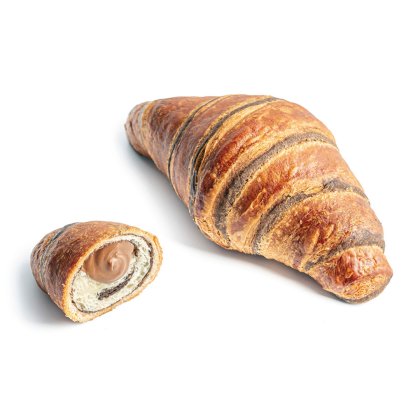 Kroasan punjen čokoladom s izrezanim komadom koji prikazuje vrtložni nadjev, na bijeloj podlozi