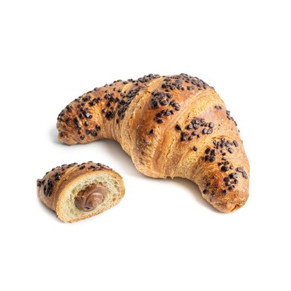 Zakrivljeni croissant s komadićima čokolade, prerezan dio otkriva čokoladno-lješnjak nadjev, na bijeloj pozadini.