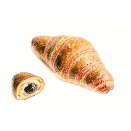 Cijeli croissant s ružičastim prugama glazure pored prepolovljene polovice s tamnim voćnim nadjevom, na bijeloj pozad...
