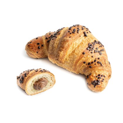 Cijeli croissant s komadićima čokolade pored prerezanog komada s čokoladnim nadjevom, na bijeloj pozadini.