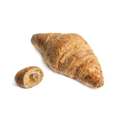 Zlatno pečeni lisnati croissant s odrezanim krajem koji otkriva mekan punjeni sadržaj