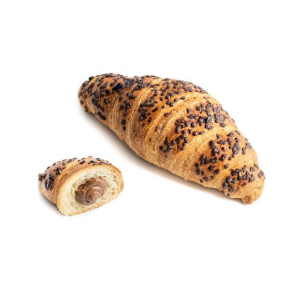 Cijeli croissant s mrvicama čokolade pored prerezanog komada s nadjevom od čokolade i lješnjaka, na bijeloj podlozi