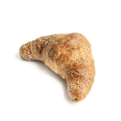 Cjelovita kroasan s sezamom, u obliku polumjeseca, na bijeloj pozadini.
