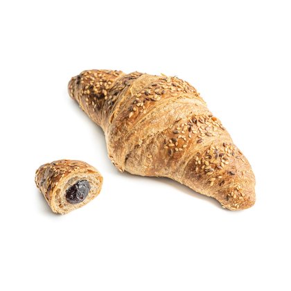 Cjelovita croissant sa sezamom, manji prerezani komad otkriva tamni nadjev od bobičastog voća