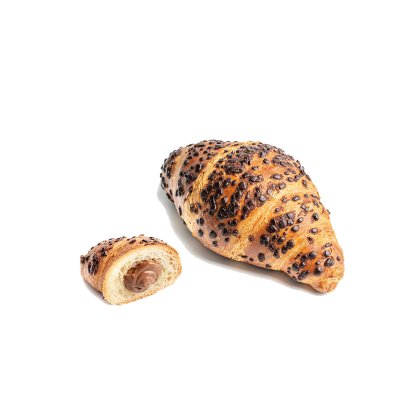 Cijeli croissant s komadićima čokolade pored prerezanog komada s čokoladno-lješnjak nadjevom, na bijeloj pozadini