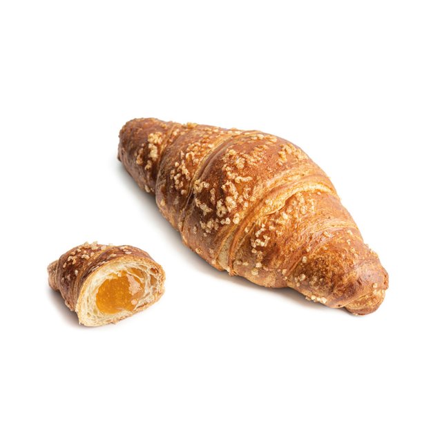 Cijeli croissant posut šećerom pored polovice punjene marelicom, na bijeloj pozadini.