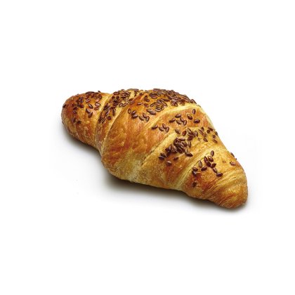 Zlatno pečeni croissant posut lanenim sjemenkama, na bijeloj pozadini.