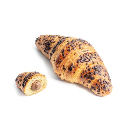 Kroasan s komadićima čokolade, prerezan, s čokoladno-lješnjak nadjevom, na bijeloj pozadini.