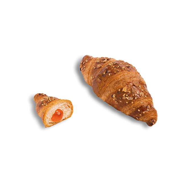 Dva višežitna croissanta s marelicom, jedan cijeli i jedan prepolovljen, na bijeloj pozadini.