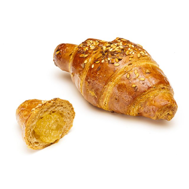 Zlatni višežitni croissant s sjemenkama, manji komad s mekim žutim nadjevom, na bijeloj podlozi