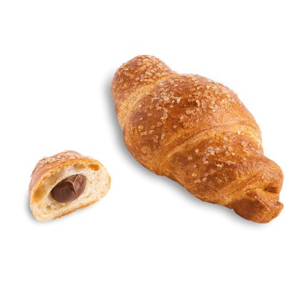 Croissant posut šećerom s nadjevom od čokolade, cijeli i prerezan, na bijeloj podlozi.