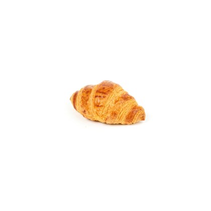 Zlatnosmeđi croissant s lisnatim, zakrivljenim slojevima na bijeloj podlozi.