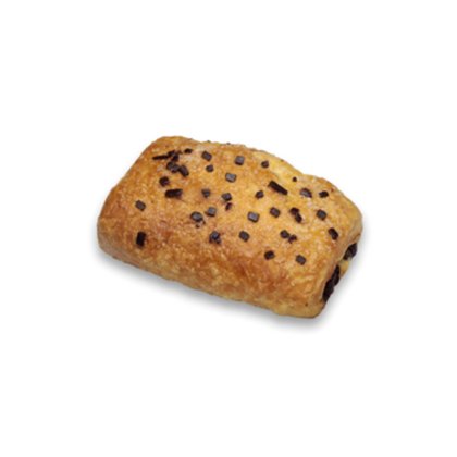 Zlatni čokoladni croissant s komadićima tamne čokolade na vrhu, na bijeloj pozadini.