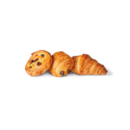 Tri zlatna peciva na bijeloj podlozi: kolač sa žlicama, čokoladni rolat i jednostavni croissant.