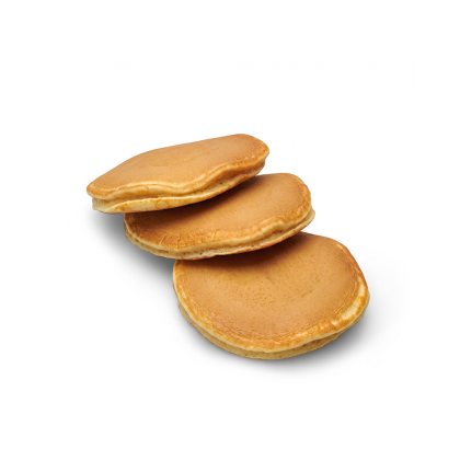 Tri zlatnosmeđe pancake naslagane u stepenici, na bijeloj pozadini.