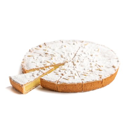 Okrugla torta s kremastim nadjevom i pinjolima, posuta šećerom u prahu, narezana na kriške na bijeloj pozadini.