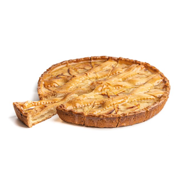 Okrugla torta od jabuka sa zlatnom koricom, narezana na kriške, s izvađenom kriškom i kremastim punjenjem.