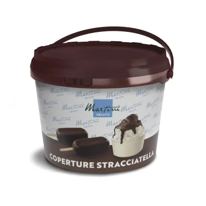 Smeđa plastična kanta čokoladne glazure Martini Gelato s etiketom "Coperture Stracciatella", sa čokoladnom pločicom