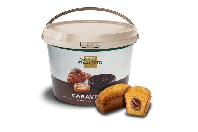Velika kanta namaza Master Martini Caravella pored mini torte punjene čokoladnom kremom.