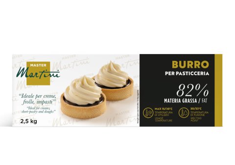 Pakiranje Master Martini Burro per Pasticceria, kutija 2,5 kg, 82% masti, s dvije torte s kremom.