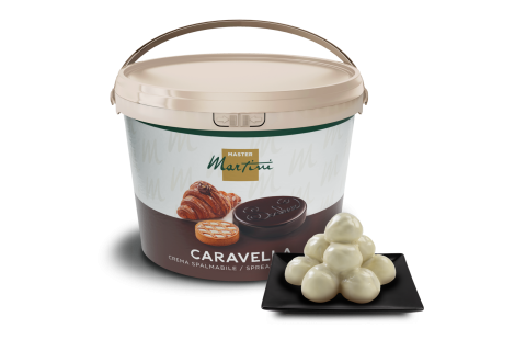 Kanta kreme za mazanje Master Martini Caravella s tartufima od bijele čokolade na crnom kvadratnom tanjuru.