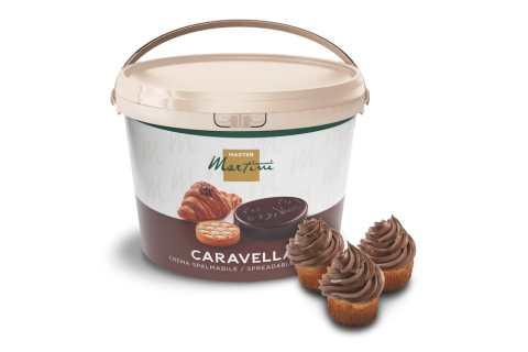 Kanta namaza Master Martini Caravella pored tri cupcakea s čokoladnim preljevom.